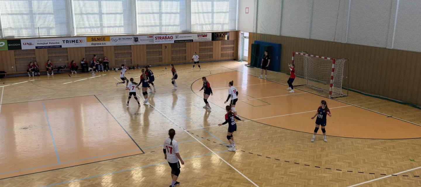 Mladší žačky na úvod jara za 3 body, dorostenky vezou první vítězství a ženy ani napotřetí doma nevyhrály!