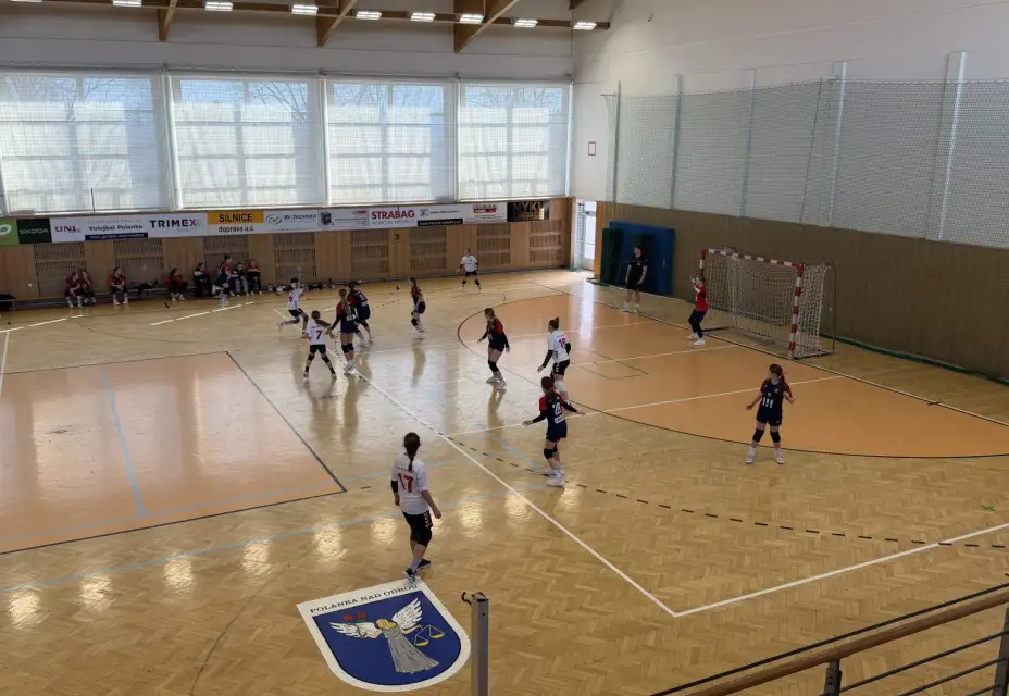 Mladší žačky na úvod jara za 3 body, dorostenky vezou první vítězství a ženy ani napotřetí doma nevyhrály!