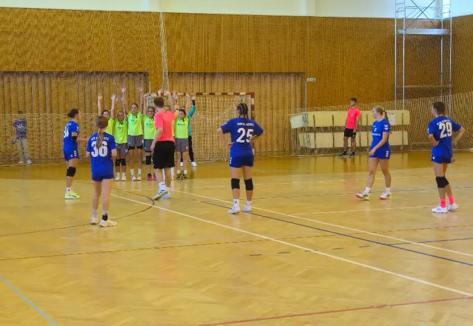 Mladší žačky začaly drtivou výhrou! Starší ani napodruhé neuspěly.